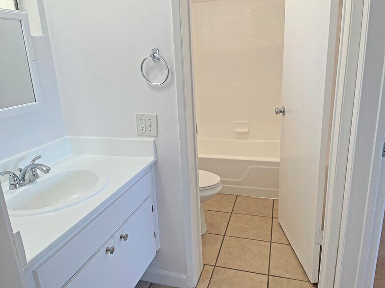 Building Photo - 407 N Avenue 50