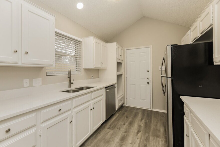 Building Photo - 5708 Shady Springs Trail