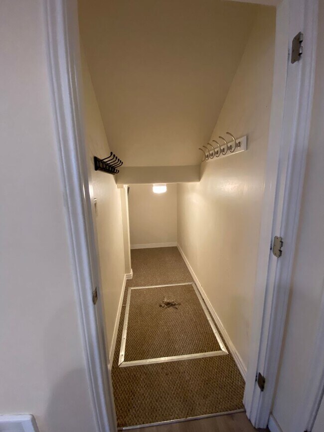 Building Photo - Spacious  3 bedroom 2.5 bathroom townhouse