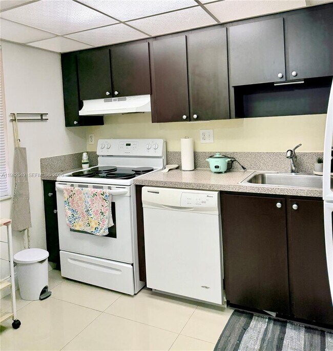 Building Photo - 450 Commodore Dr