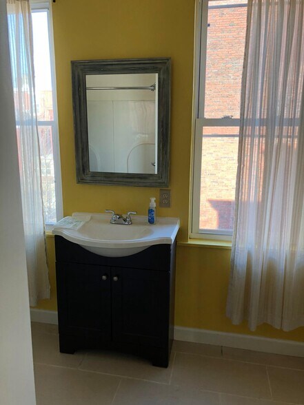 Building Photo - 185 1/2 Home St