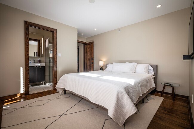 Building Photo - 4 bed / 4.5 bath flat in South Plaza overlooking UMKC and Brookside Blvd