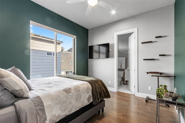 Building Photo - 2104 Dennis St