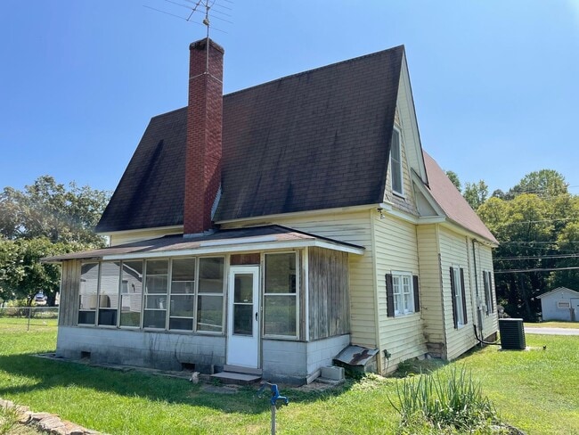 Building Photo - 4 BED 2 BATH TWO STORY HOME IN TROY!