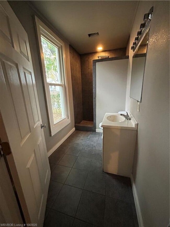 Building Photo - 600 S 17th St