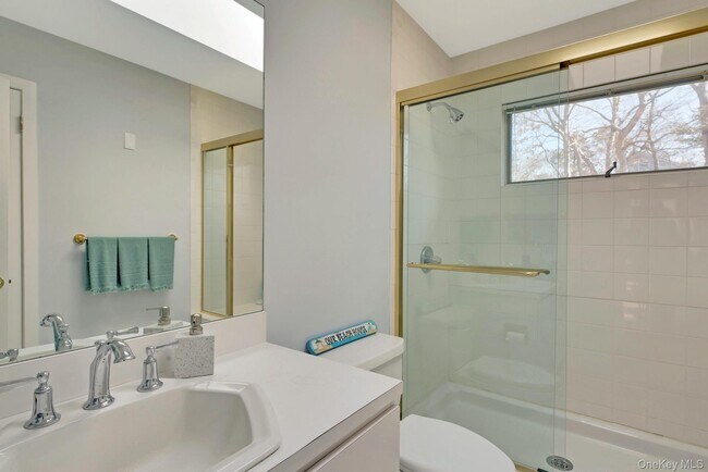 Building Photo - 35 Bay Ave W