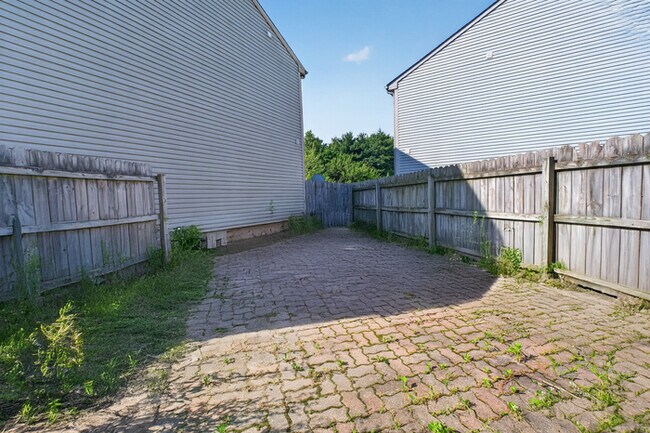 Building Photo - Light-Filled Fishers Home with Fenced Yard