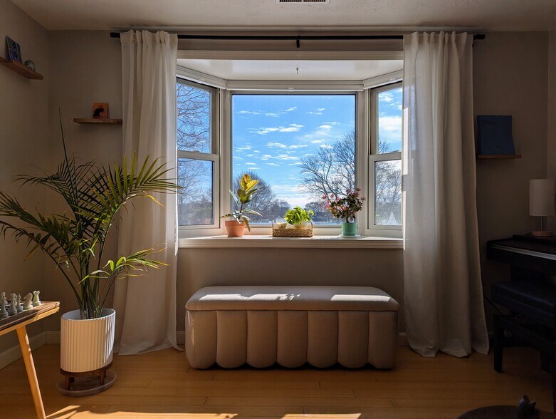 Building Photo - 55 Howland St