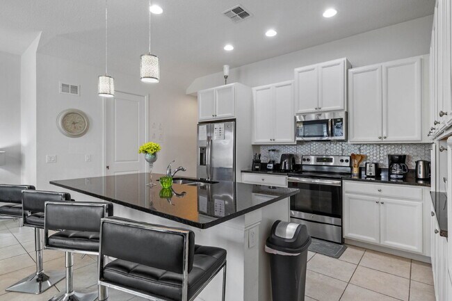 Building Photo - Welcome home to this gorgeous 4 bed 4 bath pool home!