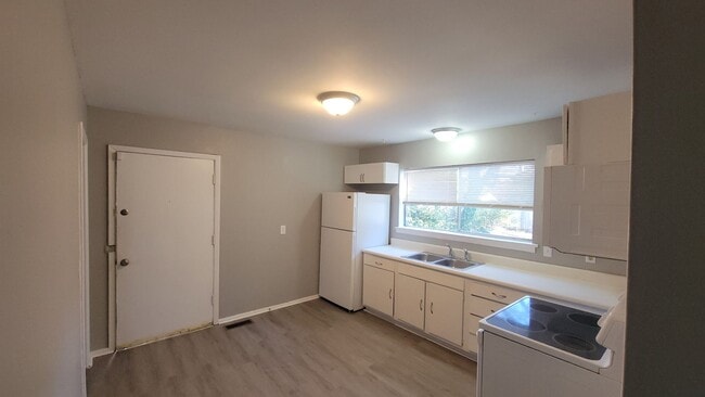 Building Photo - 4 bed 2.5 bathroom house