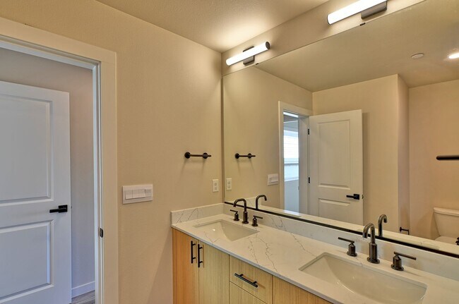 Building Photo - Brand New Luxury Townhomes