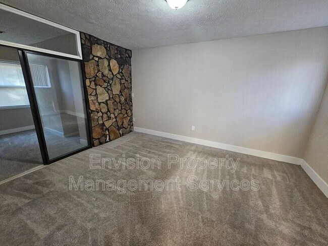 Building Photo - 2987 Medina Dr