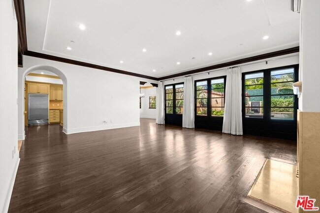 Building Photo - 305 N Palm Dr