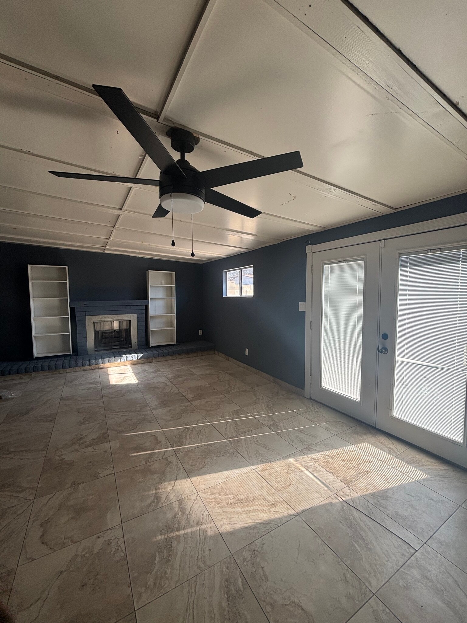 Building Photo - 7261 W Camelback Rd