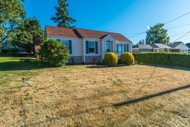 Building Photo - Three Bedroom One Bath House