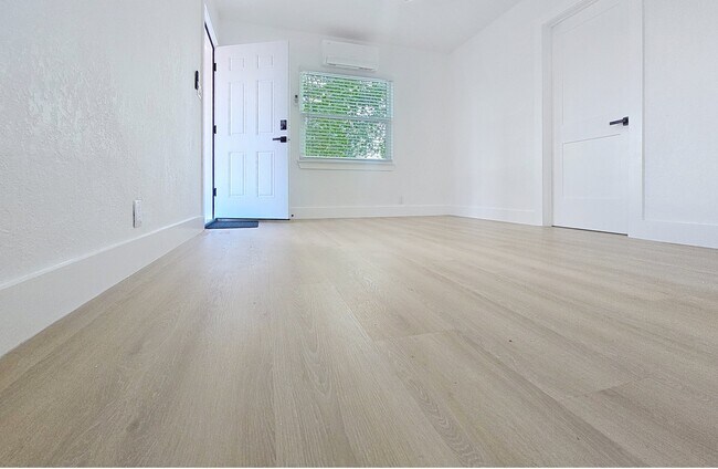 Building Photo - 1035 15th Ave S