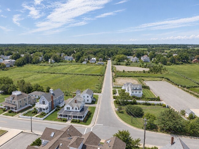Building Photo - 63 Glades Rd
