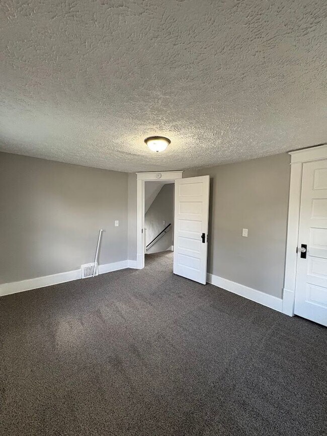 Building Photo - Four bedroom one bathroom home for rent