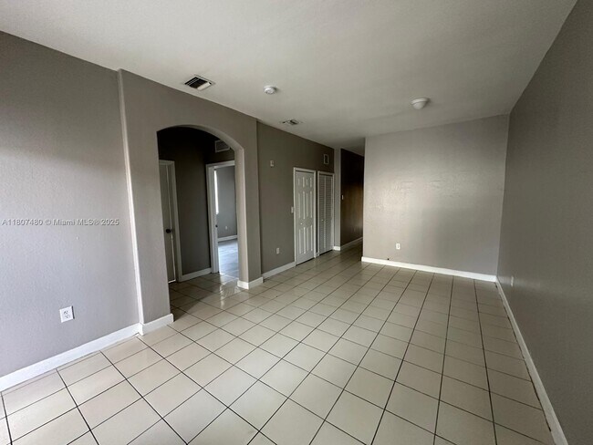 Building Photo - 1692 SE 29th Ct