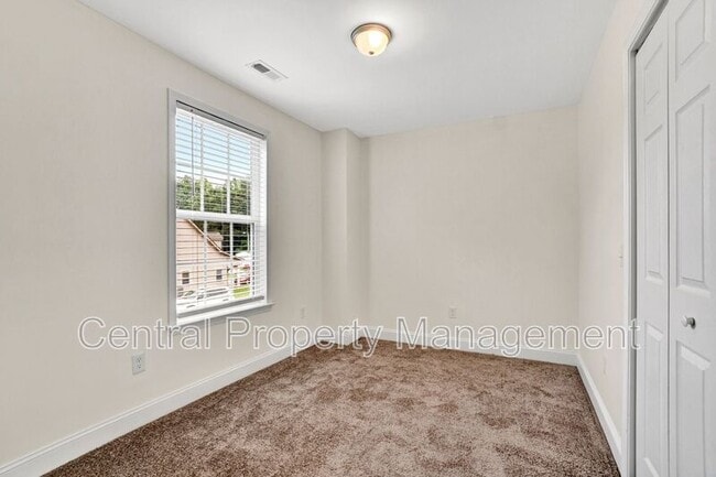 Building Photo - 121 Crown Ct