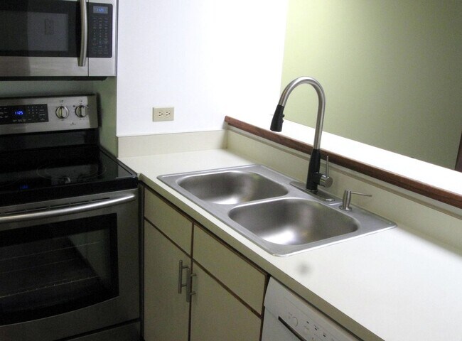Building Photo - Beautiful 2 BR 2BA 2 story condo with laun...