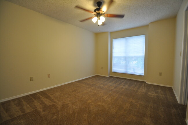 Building Photo - 2/2 on 2nd Floor at the Landings of Tampa ...