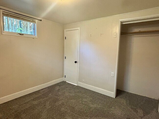 Building Photo - 3 bedroom 2 bath home centrally located!