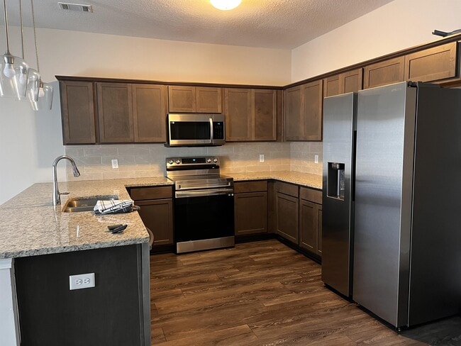 Building Photo - 283 Summerhill Dr