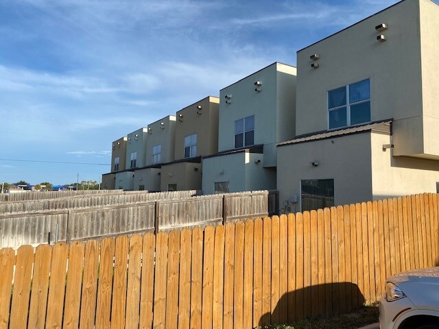 Building Photo - 3820 W Daffodil Ave
