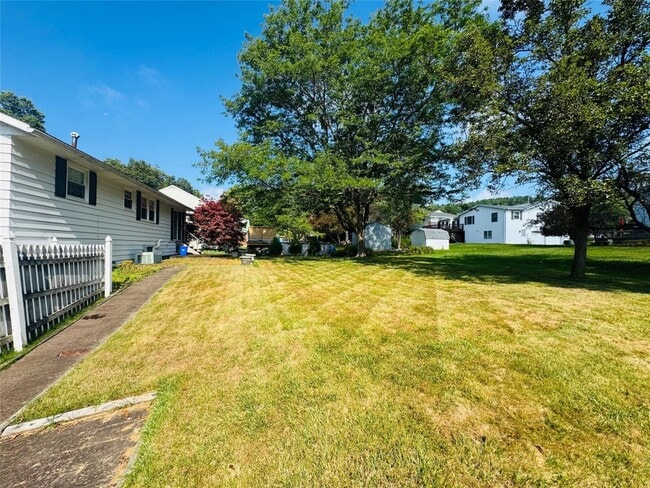 Building Photo - 2715 Manhattan Dr