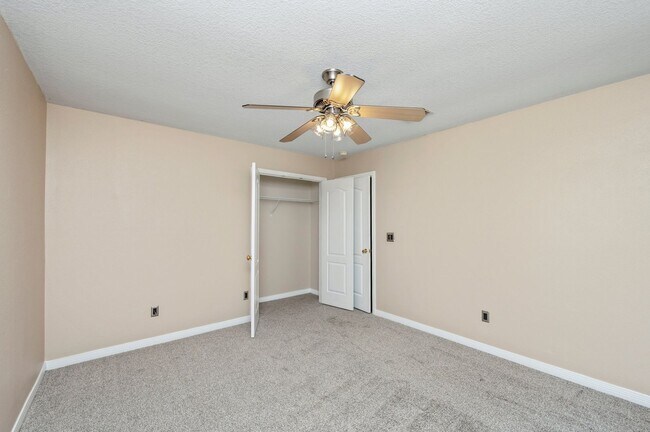 Building Photo - Spacious Home in Navarre!