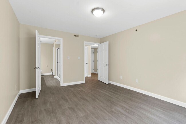 Building Photo - Spacious 2-Bed, 2-Bath Condo