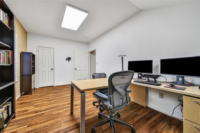 Building Photo - 1 Greenridge Forest Ct