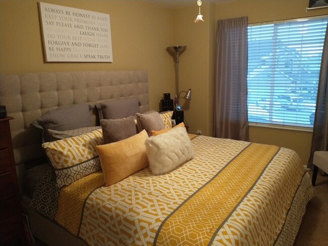 Building Photo - Beautiful 4 Bed 2.5 Bath + High Quality Up...