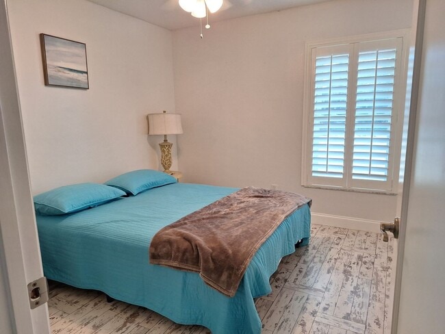 Building Photo - 3208 Royal Palm Dr