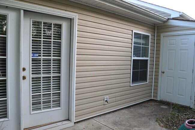 Building Photo - 2605 York Dr