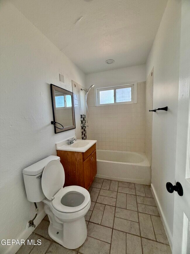 Building Photo - 601 Lomaland Dr