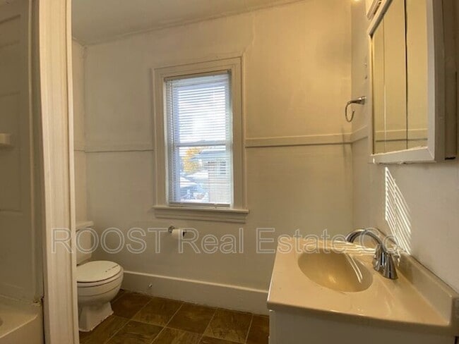 Building Photo - 1725 N Limestone St