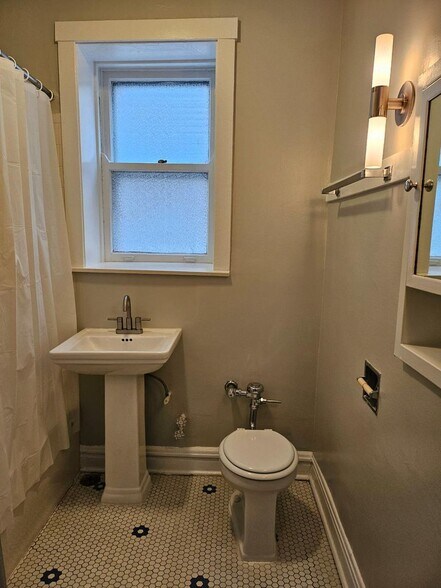 Building Photo - 6226 N Clark St