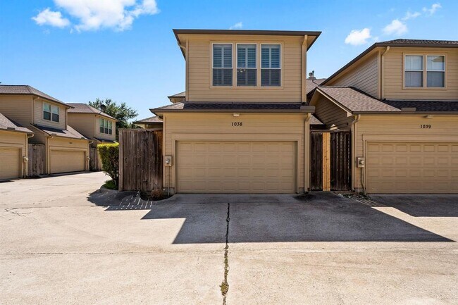 Building Photo - 1038 Memorial Village Dr