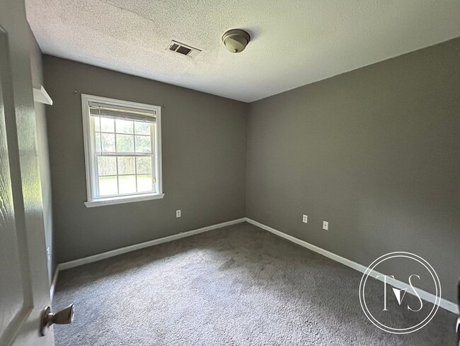 Building Photo - 982 White Cir