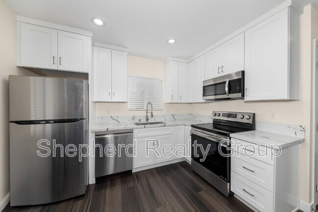 Primary Photo - 130 N Lark Ellen Ave