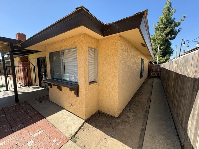 Building Photo - Old Style Charm home with pool Available Now!