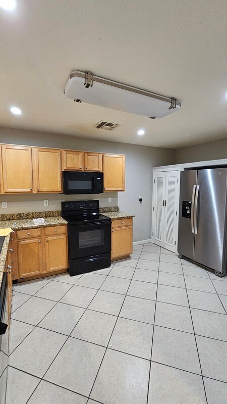 Building Photo - 711 S Roca St