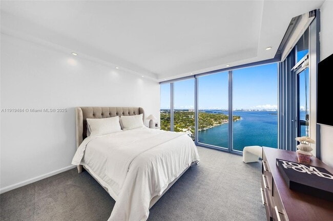 Building Photo - 601 NE 36th St