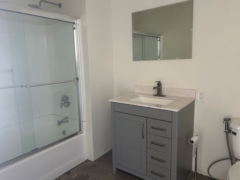 Building Photo - 2404 Wilshire Blvd