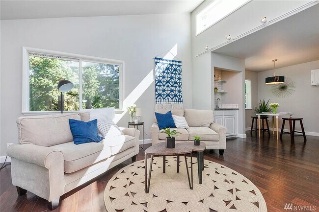 Living Room - 9800 Roosevelt Way NE