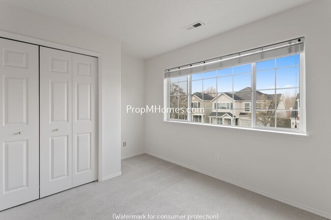 Building Photo - Wonderful Three Bedroom Plus Office In Bea...