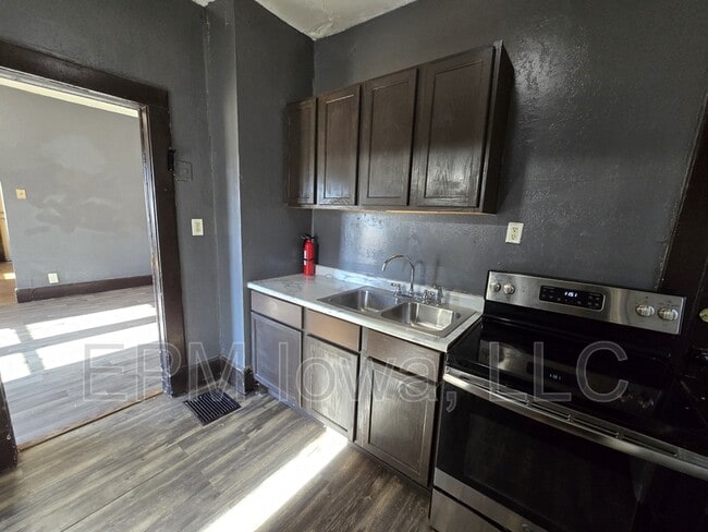 Building Photo - 206 Clay St