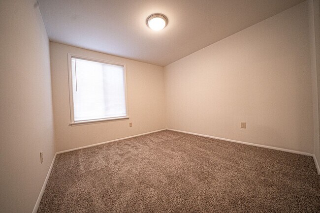 Building Photo - Ranch - 3 bedroom, 2bath Fenced yard